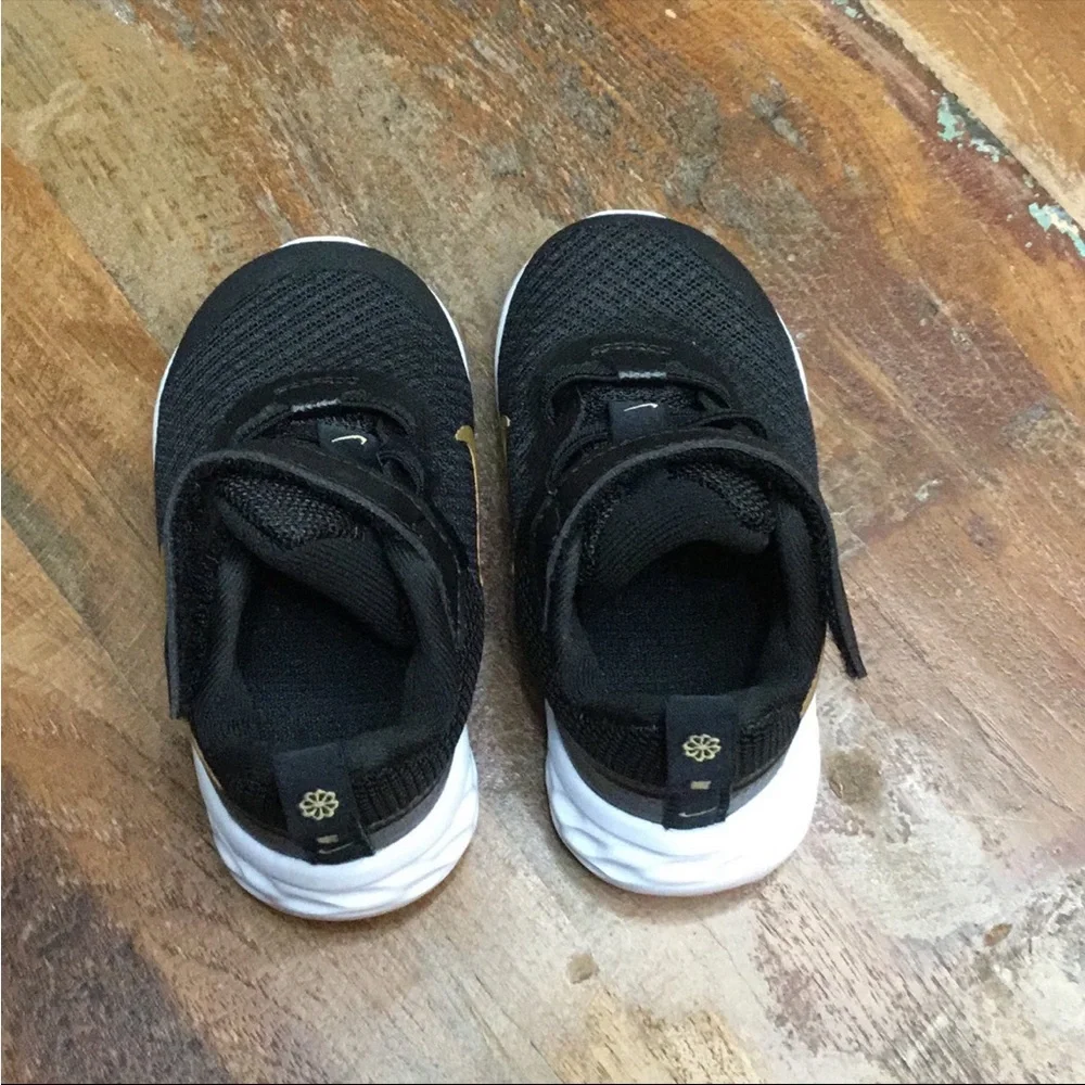 NIB Nike Revolution 6